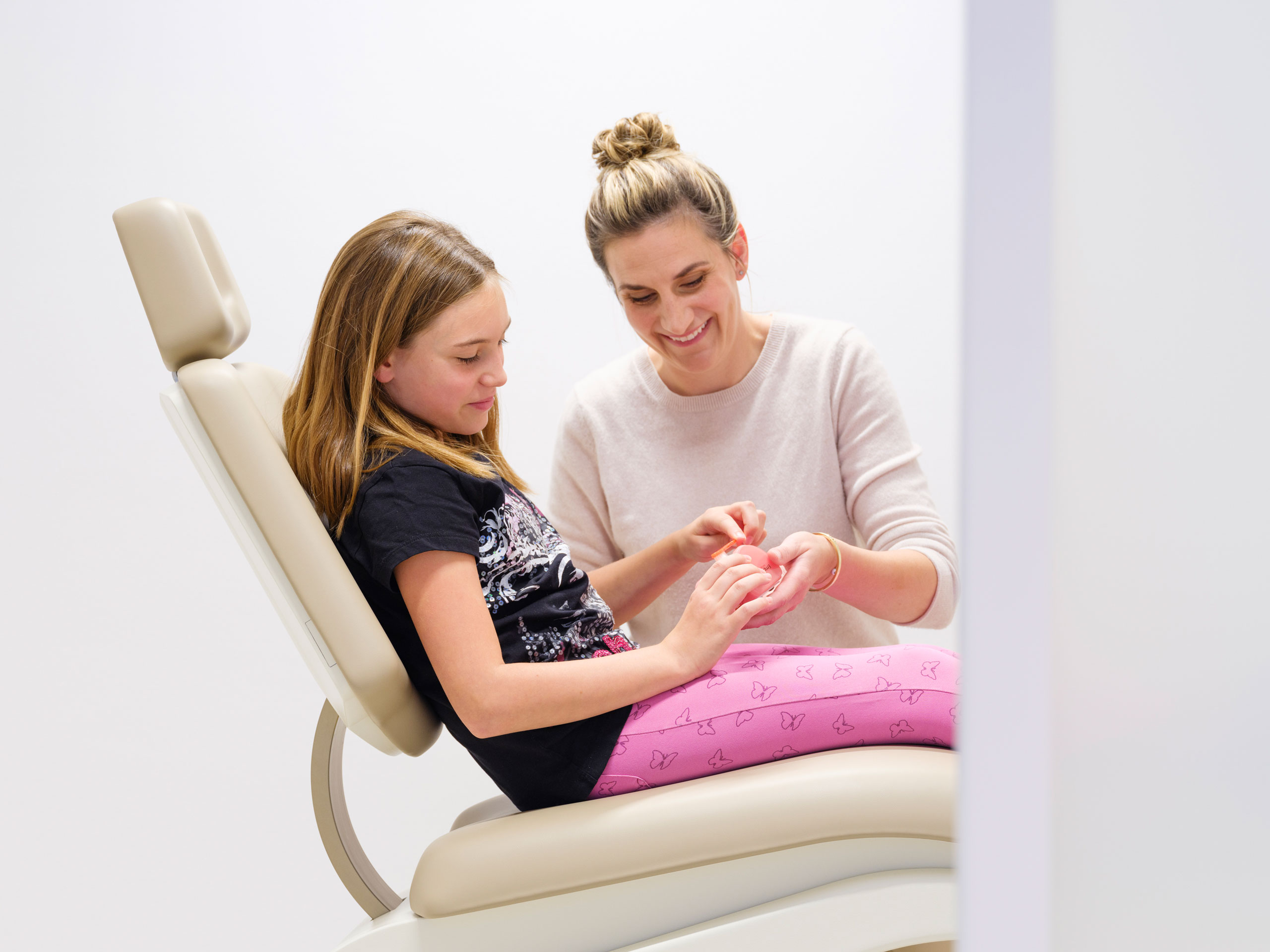 files/dateien/Bilder%20Neu/sievers-guertner-kieferorthopaedie-praxis-behandlung-behandlungsstuhl-gebiss-therapie-2560x1920px-mobil.jpg